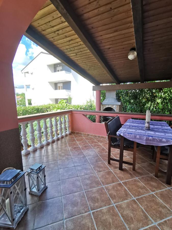 Apartments Lea With Pool Malinska Exterior foto
