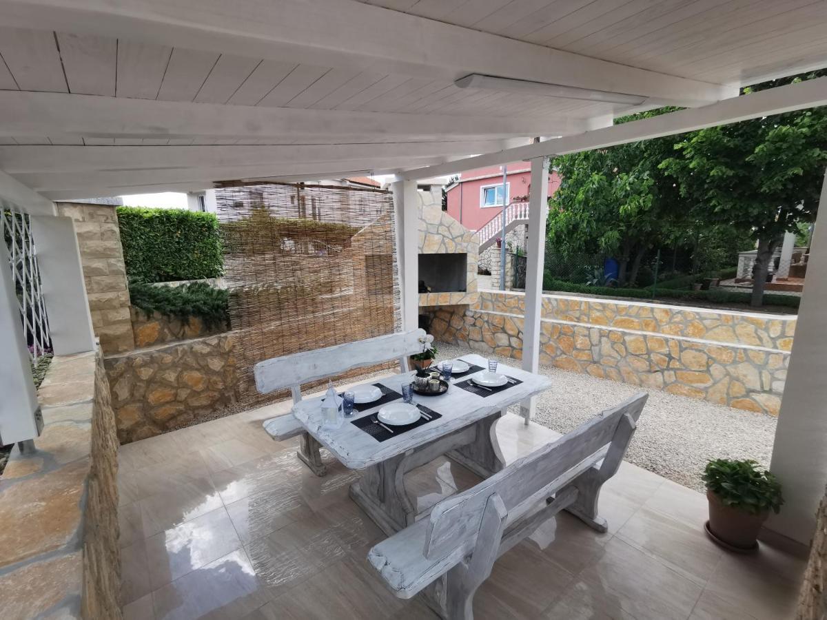 Apartments Lea With Pool Malinska Exterior foto