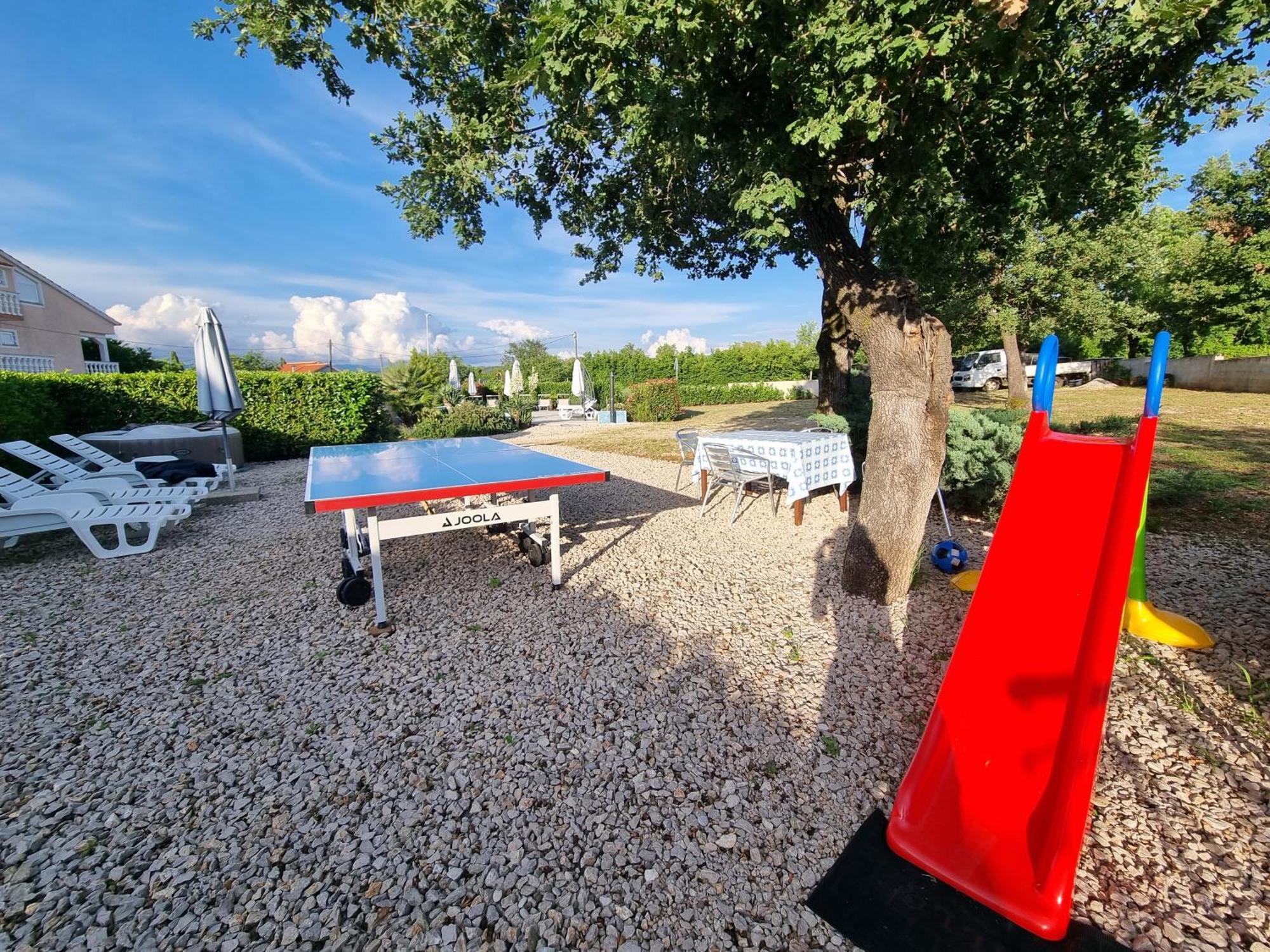 Apartments Lea With Pool Malinska Exterior foto