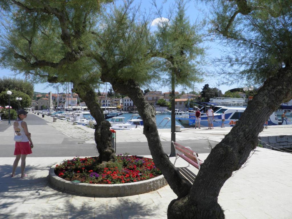 Apartments Lea With Pool Malinska Exterior foto