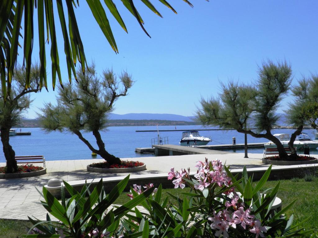 Apartments Lea With Pool Malinska Exterior foto